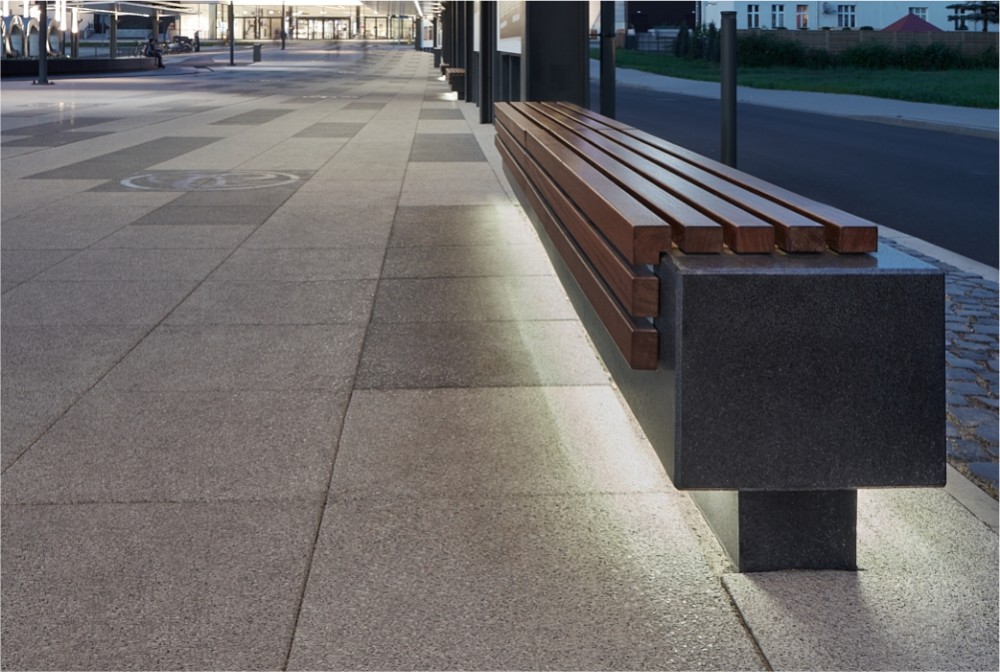 Ława z betonu szlifowanego z drewnem, podświetlana/ Bench made of polished concrete with wood